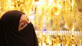 Steadycam - γυναίκα με το headscarf που ψωνίζει σε μεγάλο Bazaar, Ιστανμπούλ, Τουρκία Steadycam - γυναίκα με το headscarf που ψωνίζει σε μεγάλο Bazaar, Ιστανμπούλ, Τουρκία