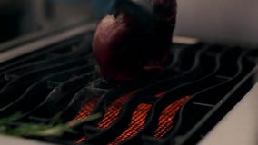 Steak, das oben auf einem Grillabschluß kocht stock video footage Steak, das oben auf einem Grillabschluß kocht stock video footage