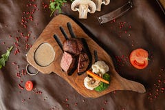 Steak im Restaurant auf dem Tisch lizenzfreies stockfoto Steak im Restaurant auf dem Tisch lizenzfreies stockfoto