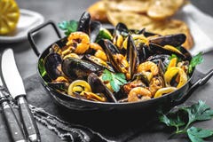 Steamed mussels in white wine sauce royalty free stock photos Steamed mussels in white wine sauce royalty free stock photos