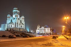 Stedelijke Christelijke die tempel op een de winternacht, door schijnwerpers wordt verlicht Tempel-op-de-bloed, Yekaterinburg, Ru stock foto's Stedelijke Christelijke die tempel op een de winternacht, door schijnwerpers wordt verlicht Tempel-op-de-bloed, Yekaterinburg, Ru stock foto's
