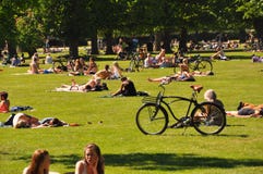 Stedelijke levensstijl - mensen die in stadspark zonnebaden, Kopenhagen stock afbeeldingen Stedelijke levensstijl - mensen die in stadspark zonnebaden, Kopenhagen stock afbeeldingen