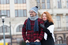 Stedelijke mensen op stedelijke achtergrond Man en vrouwen het vooruitzien Paar die op stadsbus wachten Vrouw die zich achter man stock foto Stedelijke mensen op stedelijke achtergrond Man en vrouwen het vooruitzien Paar die op stadsbus wachten Vrouw die zich achter man stock foto
