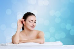 Steinmassage auf Weiß Schönes Mädchen Vollkommene Haut Skincare Wellness adve stockbild Steinmassage auf Weiß Schönes Mädchen Vollkommene Haut Skincare Wellness adve stockbild
