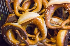 stekheta bakelser och bröd i en ugn på ett bageri arkivfoton stekheta bakelser och bröd i en ugn på ett bageri arkivfoton