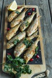 Stekt fiskgoatfishsurmullet med citronen ombord royaltyfri foto Stekt fiskgoatfishsurmullet med citronen ombord royaltyfri foto
