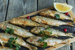 Stekt fiskgoatfishsurmullet med citronen ombord royaltyfri foto Stekt fiskgoatfishsurmullet med citronen ombord royaltyfri foto