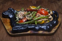 Stekt kött med grönsaker och sesam royaltyfri bild Stekt kött med grönsaker och sesam royaltyfri bild