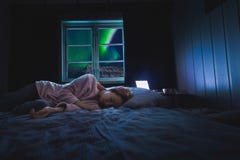 Stella artica del cielo di aurora borealis dell'aurora boreale nell'uomo le Svalbard della ragazza di blogger di viaggio della No immagini stock libere da diritti Stella artica del cielo di aurora borealis dell'aurora boreale nell'uomo le Svalbard della ragazza di blogger di viaggio della No immagini stock libere da diritti