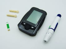 Stellen Sie vom Glukosemeter mit Diabetesindikatorstreifen für die Blutzuckerprüfung ein lizenzfreie stockbilder Stellen Sie vom Glukosemeter mit Diabetesindikatorstreifen für die Blutzuckerprüfung ein lizenzfreie stockbilder