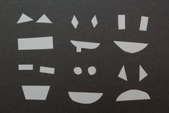 Stellen Sie vom Papierlächeln auf einem grauen Hintergrund ein stock abbildung Stellen Sie vom Papierlächeln auf einem grauen Hintergrund ein stock abbildung