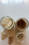Stellen Sie von den Bierhefe- und -haferpastillen ein stockfotografie Stellen Sie von den Bierhefe- und -haferpastillen ein stockfotografie