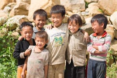 Stellende Groep Vietnamese Dorpsjongens royalty-vrije stock afbeelding Stellende Groep Vietnamese Dorpsjongens royalty-vrije stock afbeelding