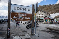 Stelvio Pass is de hoogste automobiele pas in Italië, 2758 meter en tweede hoogst in Europa, dat tussen trentino-Alt wordt gevest stock foto's Stelvio Pass is de hoogste automobiele pas in Italië, 2758 meter en tweede hoogst in Europa, dat tussen trentino-Alt wordt gevest stock foto's