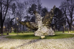 Sten bevingad hästmonument i en parkera arkivbild Sten bevingad hästmonument i en parkera arkivbild