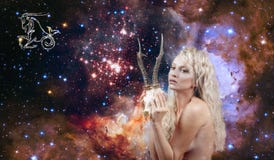 Stenbockenzodiaktecken Astrologi och horoskop, härlig kvinnaStenbocken på galaxbakgrunden arkivbild Stenbockenzodiaktecken Astrologi och horoskop, härlig kvinnaStenbocken på galaxbakgrunden arkivbild