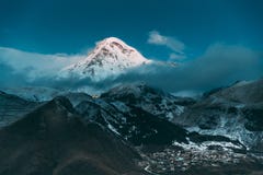 Stepantsminda, Georgia Spitze des Bergs Kazbek bedeckte mit Schnee A lizenzfreies stockbild Stepantsminda, Georgia Spitze des Bergs Kazbek bedeckte mit Schnee A lizenzfreies stockbild