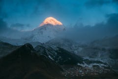 Stepantsminda, Georgië Zet Kazbek in Zonovergoten Ochtend en Famou op stock foto Stepantsminda, Georgië Zet Kazbek in Zonovergoten Ochtend en Famou op stock foto