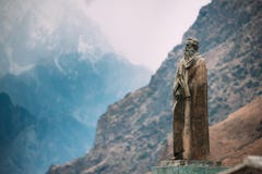 Stepantsminda, Γεωργία Άγαλμα του Αλεξάνδρου Kazbegi και βουνό στοκ φωτογραφίες με δικαίωμα ελεύθερης χρήσης Stepantsminda, Γεωργία Άγαλμα του Αλεξάνδρου Kazbegi και βουνό στοκ φωτογραφίες με δικαίωμα ελεύθερης χρήσης