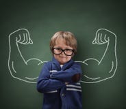 Sterk mensenkind die bicep spieren tonen