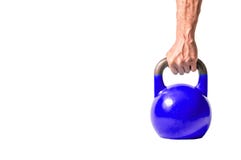 Sterke spiermensenhand met spieren die donkerblauwe zware die kettlebell houden gedeeltelijk op witte achtergrond wordt geïsoleer royalty-vrije stock foto's Sterke spiermensenhand met spieren die donkerblauwe zware die kettlebell houden gedeeltelijk op witte achtergrond wordt geïsoleer royalty-vrije stock foto's