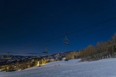 Sterne hinter Ski Lift in Snowmass-Dorf, Co, USA stockbilder Sterne hinter Ski Lift in Snowmass-Dorf, Co, USA stockbilder