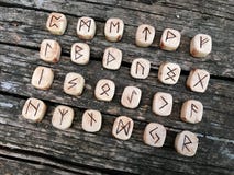 Sterta drewniani runes przy lasowymi Drewnianymi runes kłama na starym drewnianym tle Runes cią od drewnianych bloków Na each fotografia stock Sterta drewniani runes przy lasowymi Drewnianymi runes kłama na starym drewnianym tle Runes cią od drewnianych bloków Na each fotografia stock