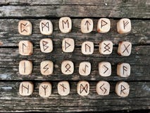 Sterta drewniani runes przy lasowymi Drewnianymi runes kłama na starym drewnianym tle Runes cią od drewnianych bloków Na each zdjęcia royalty free Sterta drewniani runes przy lasowymi Drewnianymi runes kłama na starym drewnianym tle Runes cią od drewnianych bloków Na each zdjęcia royalty free