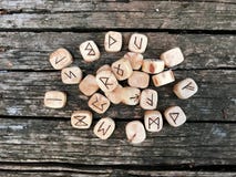 Sterta drewniani runes przy lasowymi Drewnianymi runes kłama na starym drewnianym tle Runes cią od drewnianych bloków Na each zdjęcia royalty free Sterta drewniani runes przy lasowymi Drewnianymi runes kłama na starym drewnianym tle Runes cią od drewnianych bloków Na each zdjęcia royalty free
