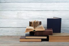 Sterta kolorowe książki Edukaci tło tylna szkoły Rezerwuje, hardback kolorowe książki na drewnianym stole Edukacja zdjęcia stock Sterta kolorowe książki Edukaci tło tylna szkoły Rezerwuje, hardback kolorowe książki na drewnianym stole Edukacja zdjęcia stock