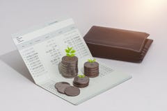 Sterta monety i obrachunkowa książka deponujemy pieniądze na stole zdjęcia stock Sterta monety i obrachunkowa książka deponujemy pieniądze na stole zdjęcia stock