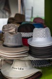 Sterty mężczyzn kapelusze dla sprzedaży zdjęcia stock Sterty mężczyzn kapelusze dla sprzedaży zdjęcia stock