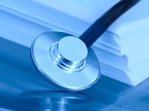 Stethoscoop en een stapel van document. Het concept medische legisla stock afbeeldingen Stethoscoop en een stapel van document. Het concept medische legisla stock afbeeldingen