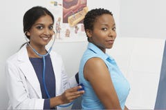 Stetoskop för doktor Examining Patient Using royaltyfri foto Stetoskop för doktor Examining Patient Using royaltyfri foto