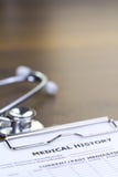 Stetoskop och rapport för medicinsk historia royaltyfria bilder Stetoskop och rapport för medicinsk historia royaltyfria bilder