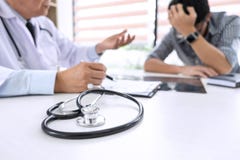 Steun hebben en Professor Doctor die binnen adviseert met troosten royalty-vrije stock foto Steun hebben en Professor Doctor die binnen adviseert met troosten royalty-vrije stock foto