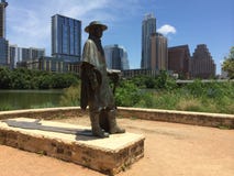 Stevie Ray Vaughan Statue com Austin Texas no fundo imagem de stock Stevie Ray Vaughan Statue com Austin Texas no fundo imagem de stock