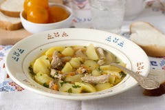 Stew ή ψητό ή σούπα με το κρέας και τις πατάτες, που εξυπηρετούνται με τις κονσερβοποιημένα ντομάτες και το ψωμί στοκ εικόνες Stew ή ψητό ή σούπα με το κρέας και τις πατάτες, που εξυπηρετούνται με τις κονσερβοποιημένα ντομάτες και το ψωμί στοκ εικόνες