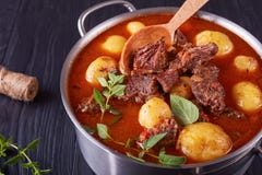 Stew βόειου κρέατος ένας-δοχείων με τις καινούριες πατάτες στοκ εικόνες Stew βόειου κρέατος ένας-δοχείων με τις καινούριες πατάτες στοκ εικόνες