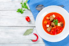 Stew βόειου κρέατος με τα λαχανικά ή goulash, παραδοσιακό ουγγρικό γεύμα στοκ φωτογραφία Stew βόειου κρέατος με τα λαχανικά ή goulash, παραδοσιακό ουγγρικό γεύμα στοκ φωτογραφία