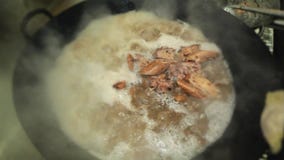 Stewed ziobro z lotosu korzeniem są chińskim pospolitym naczyniem zdjęcie stock Stewed ziobro z lotosu korzeniem są chińskim pospolitym naczyniem zdjęcie stock