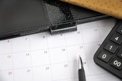 Stift gesetzt auf Kalender lizenzfreies stockbild Stift gesetzt auf Kalender lizenzfreies stockbild