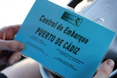 Stiga ombord kontroll på porten av Cadiz, Spanien royaltyfria foton Stiga ombord kontroll på porten av Cadiz, Spanien royaltyfria foton