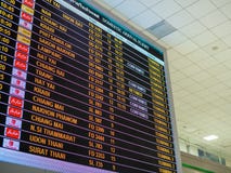 Stiga ombord tidbildskärmskärmar i flygplats royaltyfri foto Stiga ombord tidbildskärmskärmar i flygplats royaltyfri foto