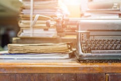Stile d'annata antico della macchina da scrivere e vecchi documenti Immagini Stock Libere da Diritti Stile d'annata antico della macchina da scrivere e vecchi documenti Immagini Stock Libere da Diritti
