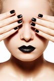 Stile di alto modo, manicure. Orli & chiodi neri immagini stock Stile di alto modo, manicure. Orli & chiodi neri immagini stock
