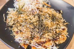 Stile di Okonomiyaki Kansai, pancake saporito giapponese o conosciuto come Ja fotografia stock libera da diritti Stile di Okonomiyaki Kansai, pancake saporito giapponese o conosciuto come Ja fotografia stock libera da diritti