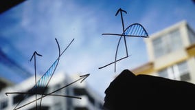 Stile di vita: grafici commerciali di bello della giovane donna per la matematica di pulizia dal vetro con cielo blu, grattacielo stock footage Stile di vita: grafici commerciali di bello della giovane donna per la matematica di pulizia dal vetro con cielo blu, grattacielo stock footage