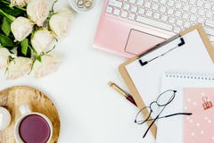 Stilfull flatlay ramordning med den rosa bärbara datorn, te, rosor, exponeringsglas och annan tillbehör fotografering för bildbyråer Stilfull flatlay ramordning med den rosa bärbara datorn, te, rosor, exponeringsglas och annan tillbehör fotografering för bildbyråer