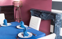 Stilfull inre av en dyr restaurang Elegantly fastställd tabl arkivfoto Stilfull inre av en dyr restaurang Elegantly fastställd tabl arkivfoto